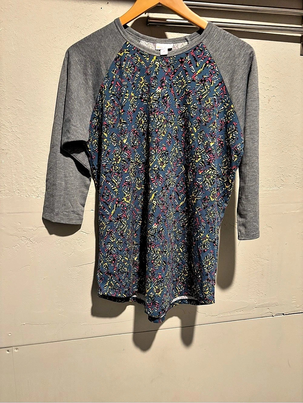 Lularoe Abstract Raglan Long Sleeve Top in Gray & Blue Size Medium
